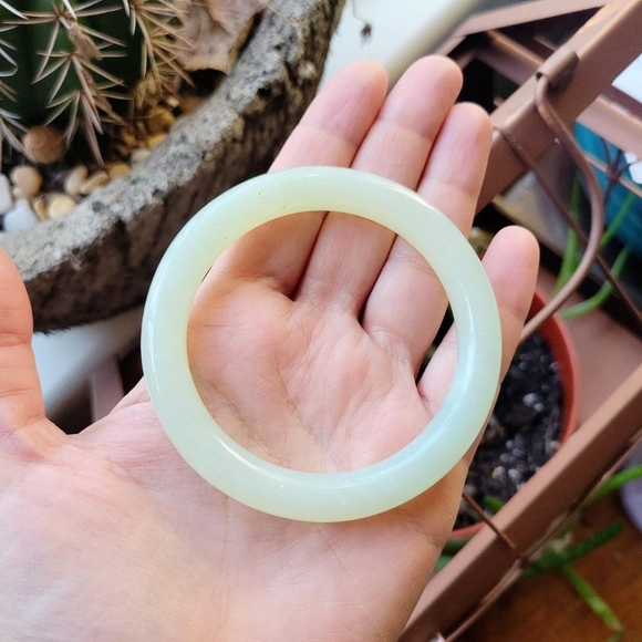 Vintage Solid Jade Bangle Bracelet - Picture 7 of 8